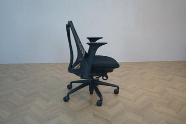 Sideprofil af Herman Miller Sayl kontorstol i sort med poleret fodkryds og armlæn – fleksibel ergonomisk støtte og moderne design