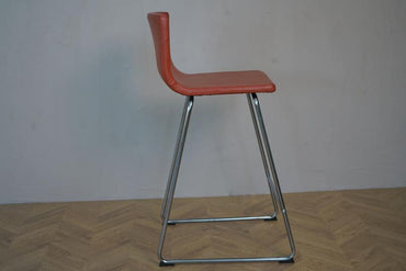 Rød højstol set fra siden – ergonomisk og moderne udtryk