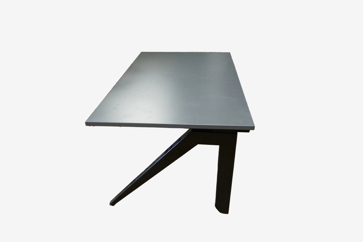 Holmris skrivebord fra siden
