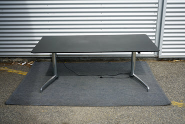 Holmris B8 GENESE hæve-sænkebord 180x90 i sort linoleum – frontbillede af direktørbord med poleret stel og ergonomisk design.