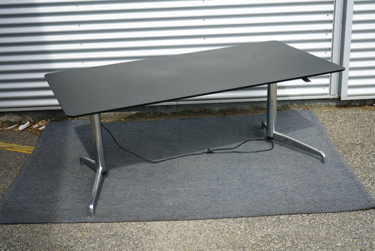 Holmris B8 GENESE hæve-sænkebord 180x90 i sort linoleum set fra skrå vinkel – direktørbord / skrivebord med elektrisk højdejustering.