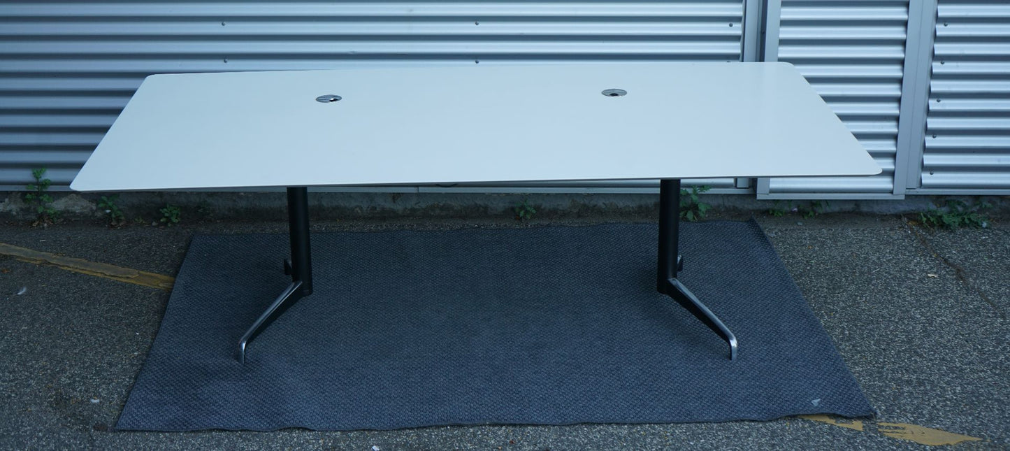 Holmris B8 Genese hæve-sænkebord i hvid 240x120 cm set fra front – stort direktør skrivebord til kontor eller mødelokale.