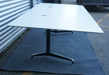 Holmris B8 Genese hæve-sænkebord i hvid 240x120 cm set fra siden – stilrent mødebord med elektrisk højdejustering.