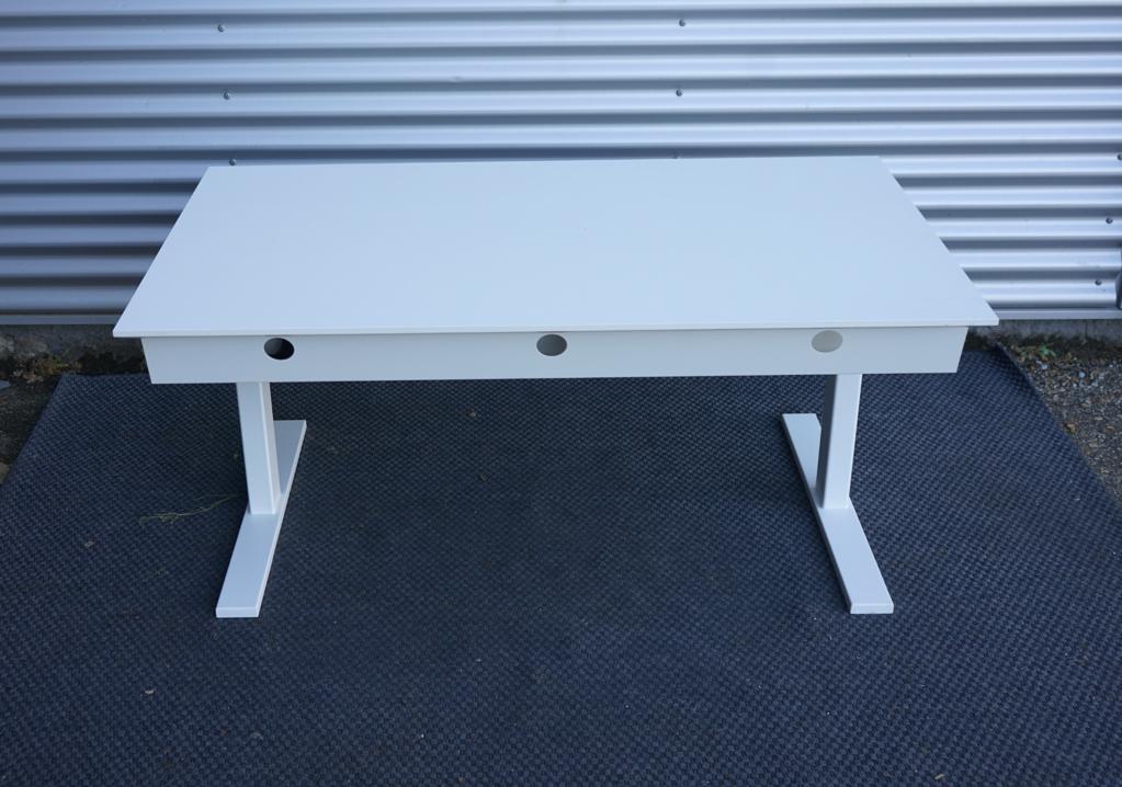 Bagfra visning af Holmris B8 hæve-sænkebord 140x80 cm i hvid med kabelbakke og robust stel.
