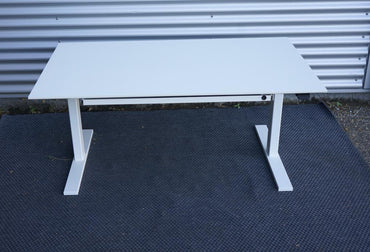 Frontvisning af Holmris B8 hæve-sænkebord 140x80 cm i hvid med elegant design og praktisk udtræksskuffe.