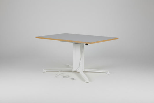 Holmris B8 hæve-sænkebord 140×90 cm i grå med hvidt LINAK stel set forfra