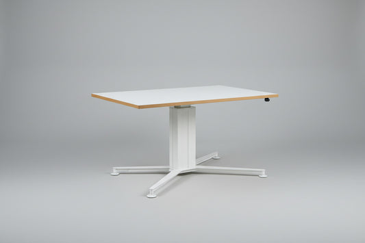 Holmris B8 hæve-sænkebord 140×90 cm i hvid med hvidt LINAK stel set forfra