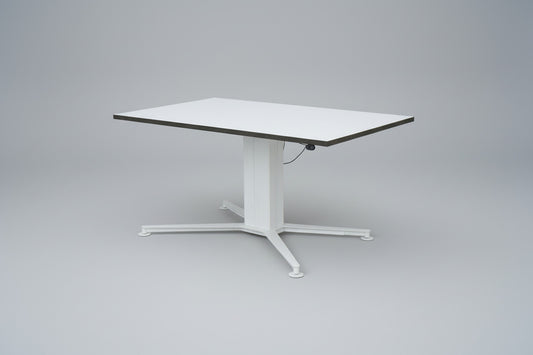 Holmris B8 hæve-sænkebord 150×90 cm i hvid med hvidt LINAK stel set forfra