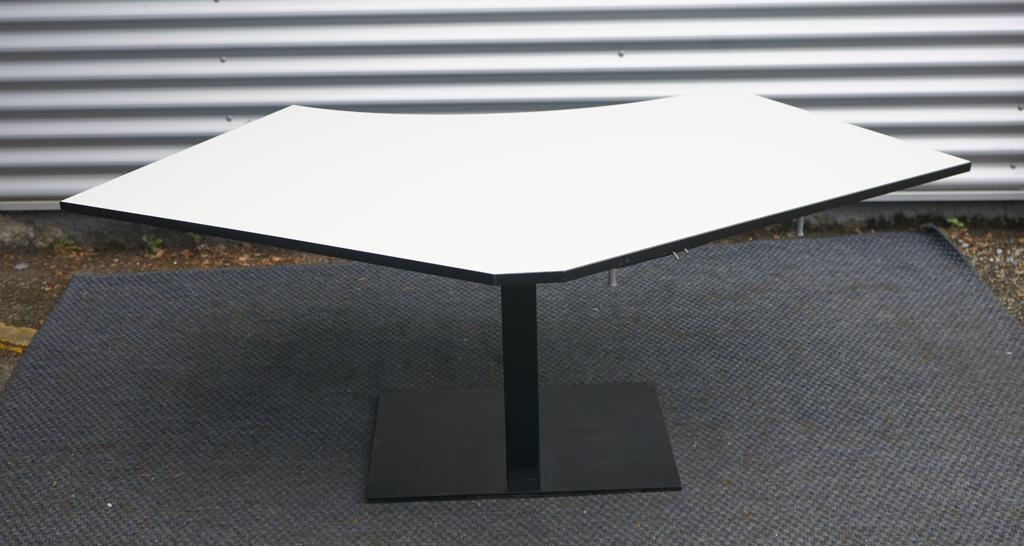Bagfra visning af Holmris B8 hæve-sænkebord 160x90 cm i hvid med robust stel.