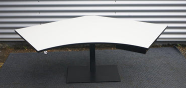 Frontvisning af Holmris B8 hæve-sænkebord 160x90 cm i hvid med mavebue-design.