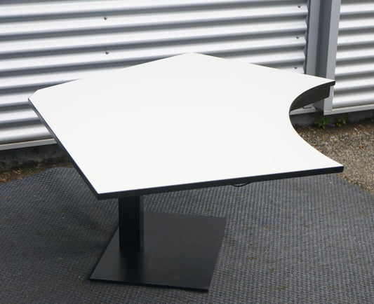 Holmris B8 hæve-sænkebord 160x90 cm i hvid med elegant mavebue, set fra siden.