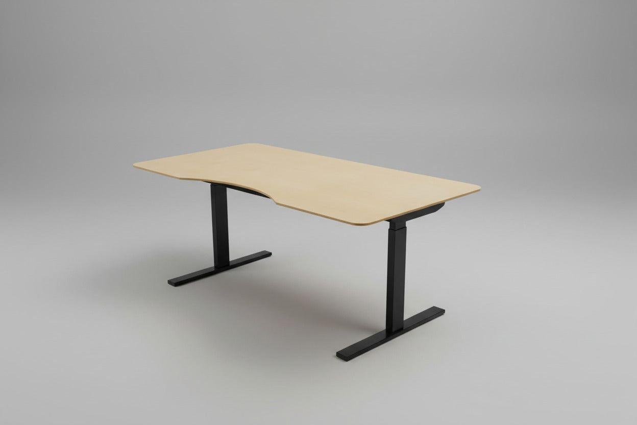 Holmris B8 hæve-sænkebord i ahornfiner set fra skrå vinkel med Linak stel og ergonomisk mavebue.