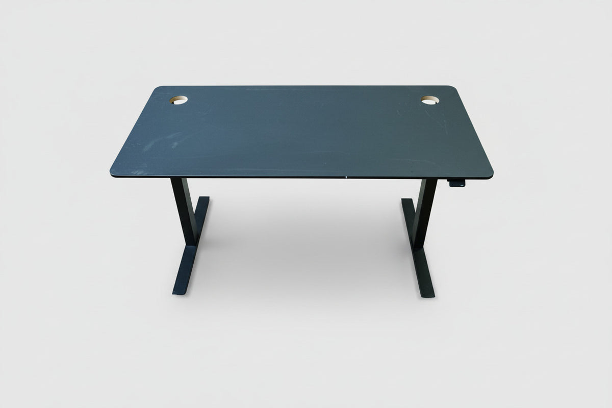 Holmris B8 hæve-sænkebord 140x70 cm i antracitgrå linoleum med sort stel og kabelgennemføringer – frontvisning