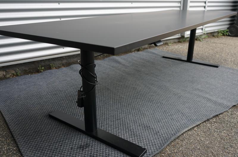Closeup af sort nanosoft laminat bordplade på Holmris B8 hæve-/sænkebord
