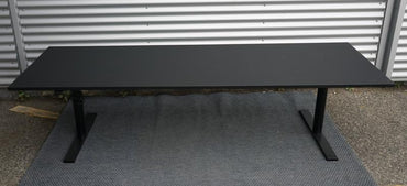 Holmris B8 hæve-/sænkebord i sort nanosoft laminat set forfra