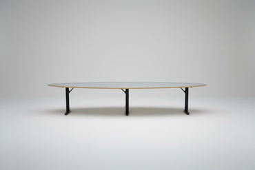 Detalje af Holmris B8 hæve-sænkebord med grå linoleum og sort stel