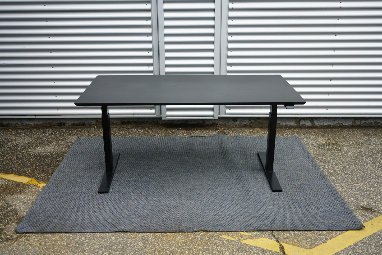 Holmris B8 hæve-sænkebord i sort linoleum 180x80 cm set forfra med kabelbakke