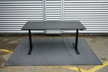 Holmris B8 hæve-sænkebord i sort linoleum 180x80 cm set forfra med kabelbakke