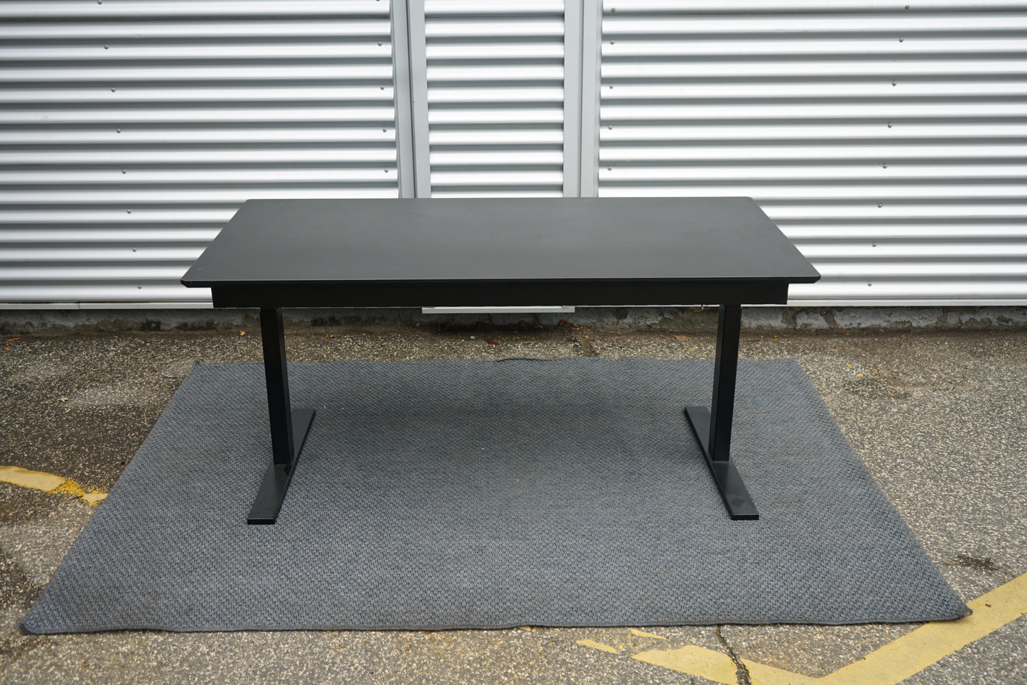 Holmris B8 hæve-sænkebord i sort linoleum 180x80 cm set fra højre side