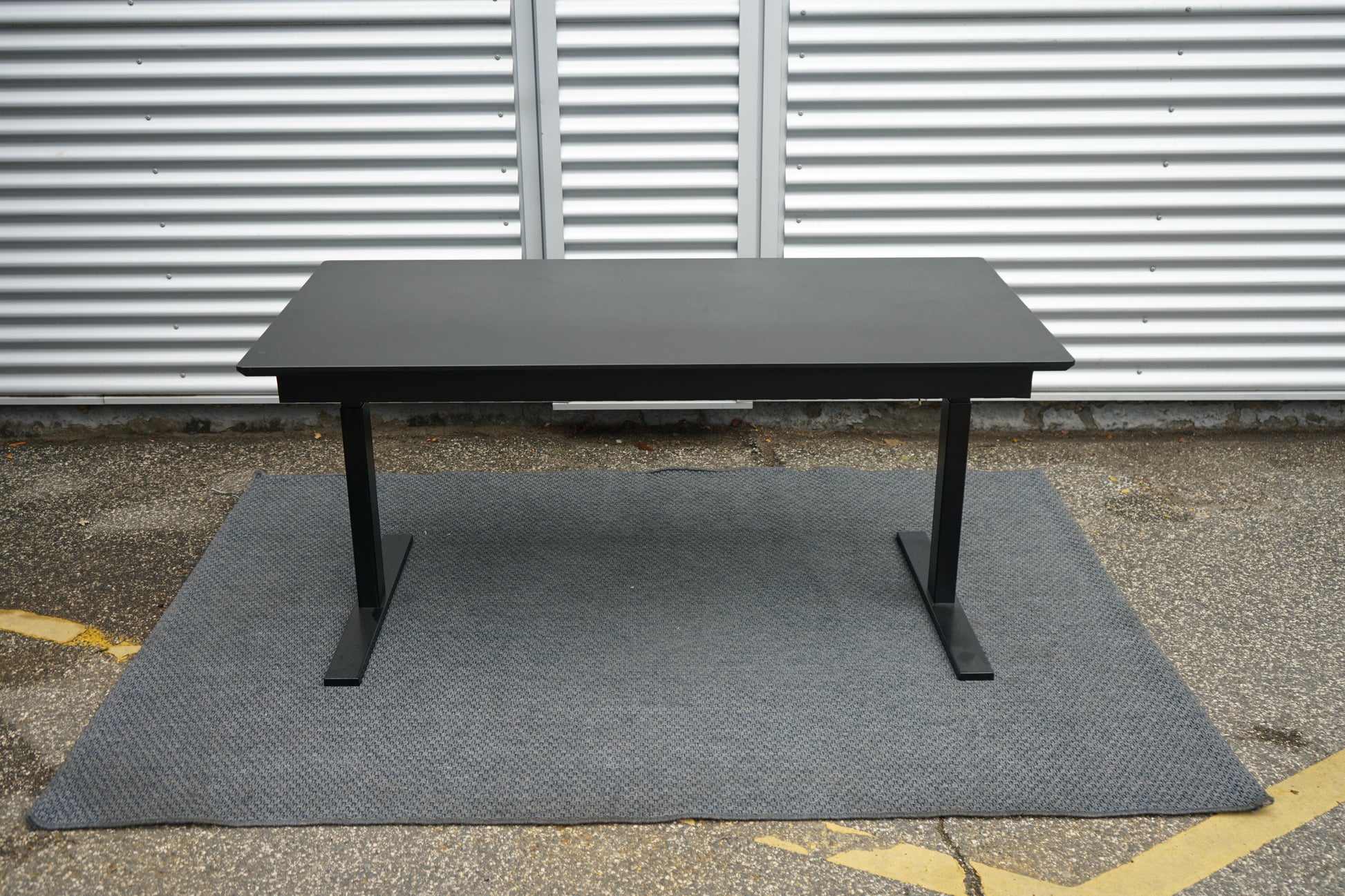 Holmris B8 hæve-sænkebord i sort linoleum 180x80 cm set fra højre side