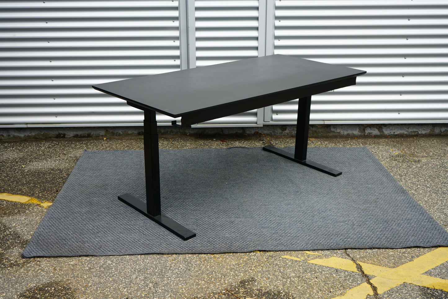 Holmris B8 hæve-sænkebord 180x80 cm med sort stel og kabelbakke set fra siden