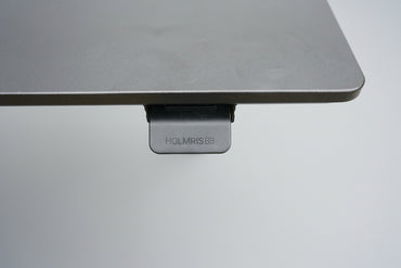 Kontrolknap til højdejustering på Holmris B8 hæve-sænkebord i sort linoleum