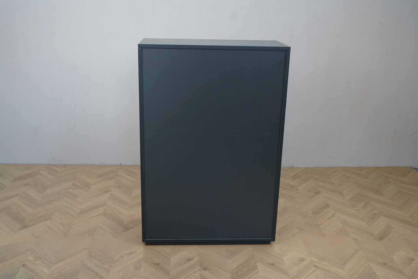 Holmris B8 opbevaringsskab i mørkegrå farve – set bagfra, 80x36x121 cm