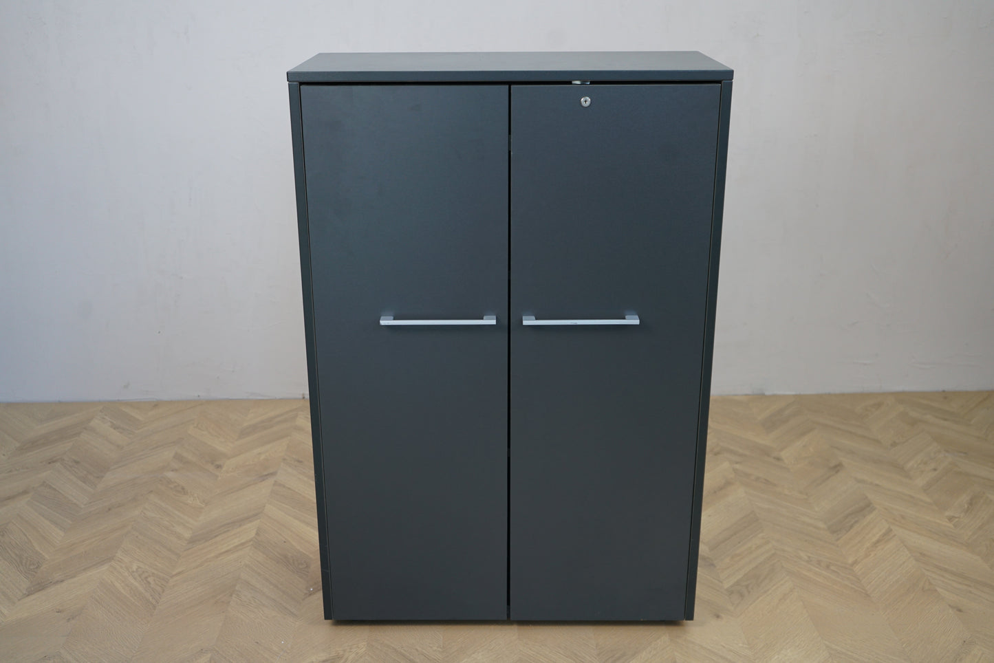 Holmris B8 opbevaringsskab med lås og dobbeltdøre set forfra – 80x36x121 cm