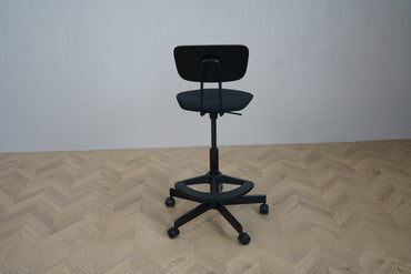 Holmris B8 RAY@WORK laboratoriestol i sort med sort lakeret træryg set bagfra.