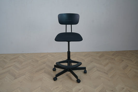 Holmris B8 RAY@WORK laboratoriestol i sort med polstret Kvadrat Remix 393 sæde set forfra.