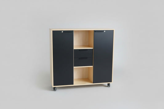 Holmris B8 reolskab i ahorn med to låger og hjul set forfra