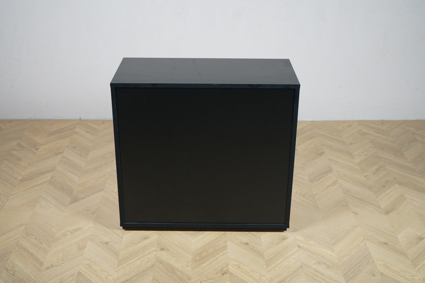 Holmris B8 skab i sort – bagsidevisning – 80x35x82 cm.