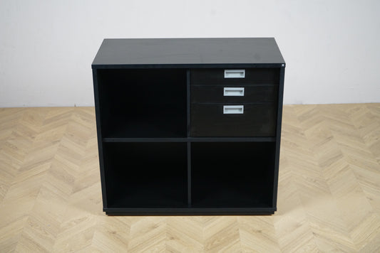 Holmris B8 skab med 3 skuffer og åbne rum – set fra front – sort 80x35x82 cm.