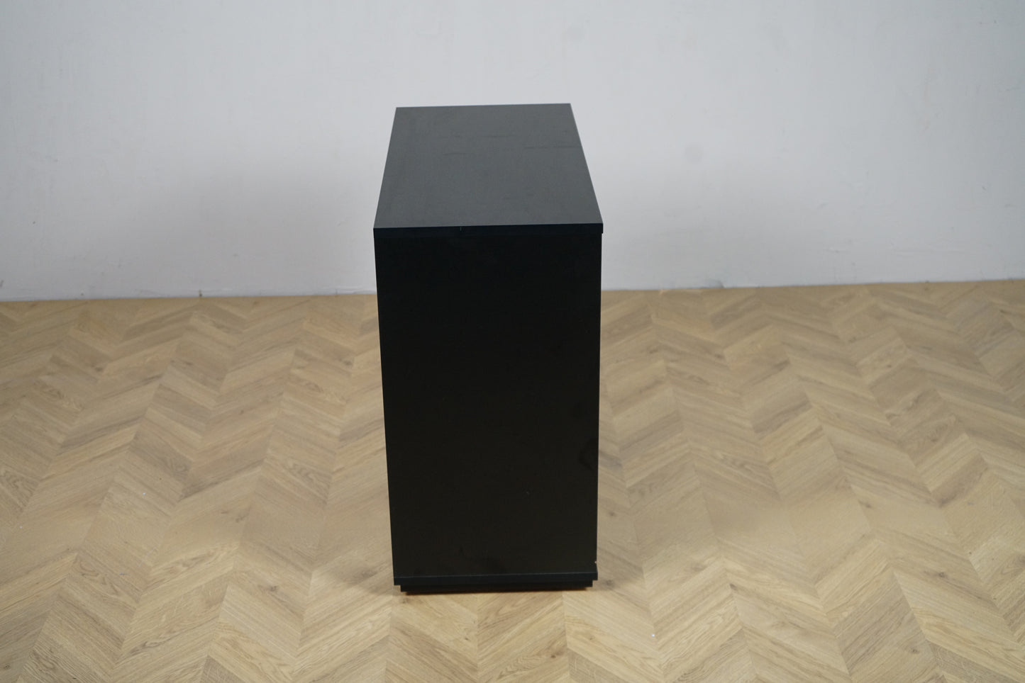 Holmris B8 opbevaringsskab i sort – set fra siden – 80 cm bredde, 35 cm dybde, 82 cm højde.