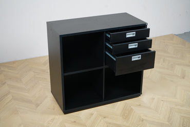 Holmris B8 skab i sort med tre skuffer og åbne rum – skrå vinkel – 80x35x82 cm.