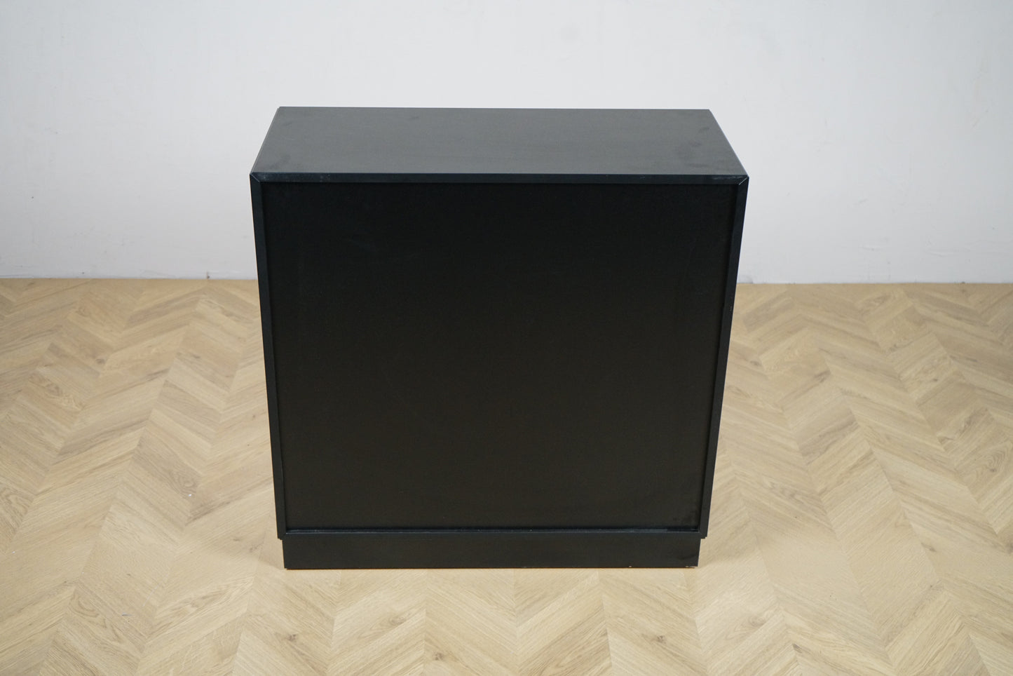 Holmris B8 skab i sort – bagbillede af opbevaringsskab 80x35x82 cm