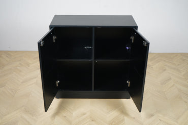 Holmris B8 skab i sort – frontbillede med åbne låger og hylder, 80x35x82 cm