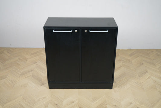 Holmris B8 skab i sort – frontbillede af opbevaringsskab 80x35x82 cm med låger