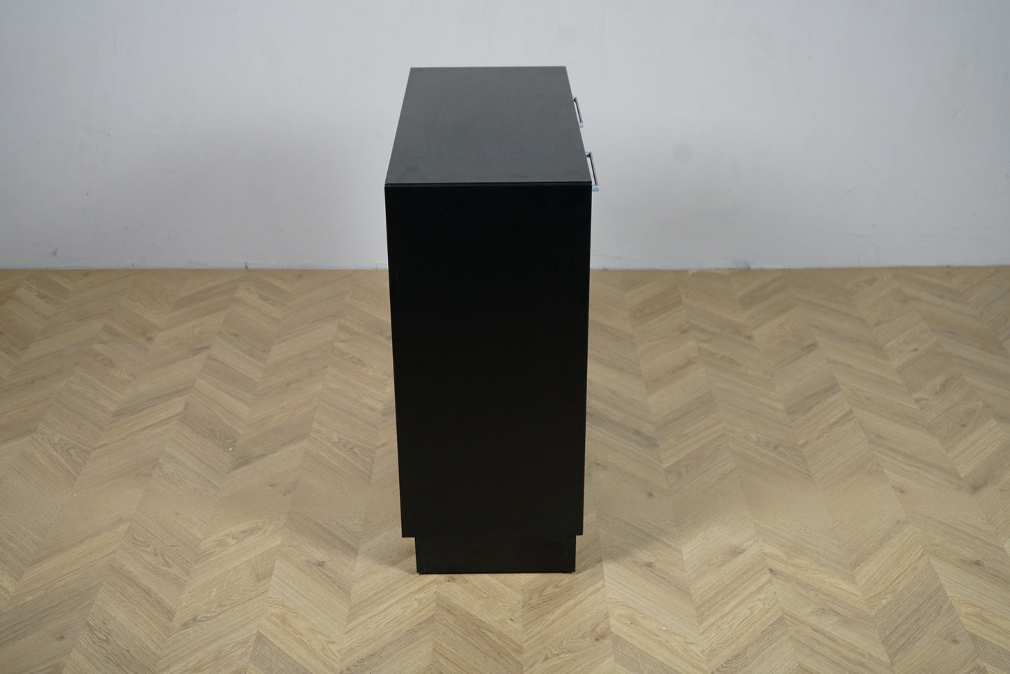 Holmris B8 skab i sort – sidebillede af opbevaringsskab 80x35x82 cm