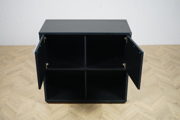 Holmris B8 skab i sort med åbne låger – kombineret opbevaring, 80x35x82 cm