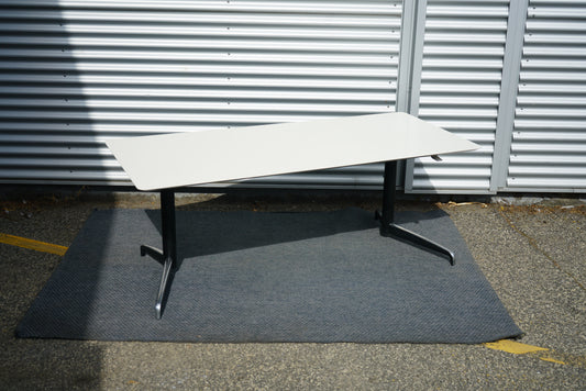 Holmris Genese hæve-sænkebord 180x80 set fra skrå vinkel med hvid bordplade og sort stel