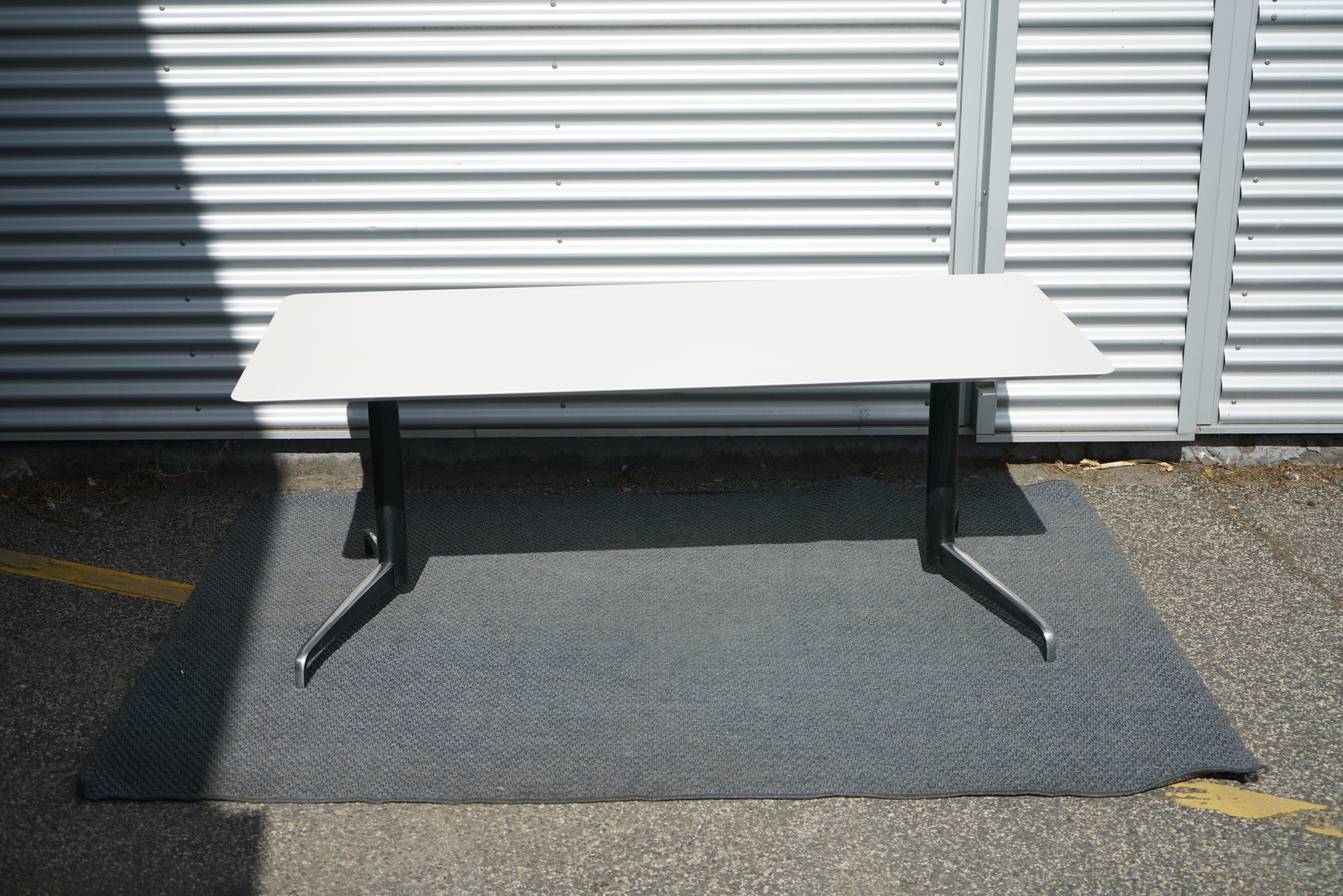 Holmris Genese hæve-sænkebord 180x90 frontvisning – stilrent skrivebord i hvid og sort