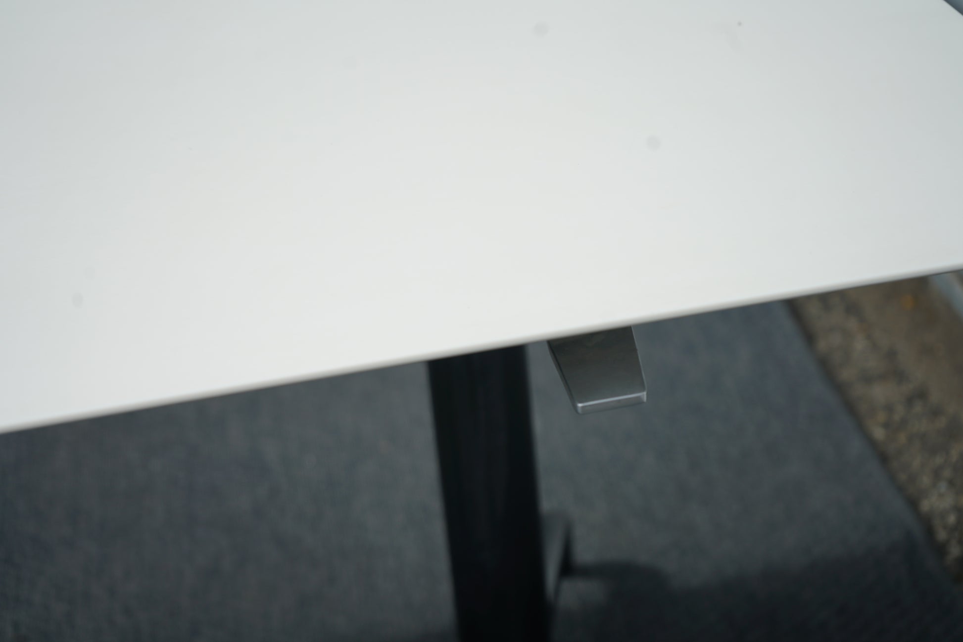 Nærbillede af betjeningsknap til Holmris Genese hæve-sænkebord 180x90