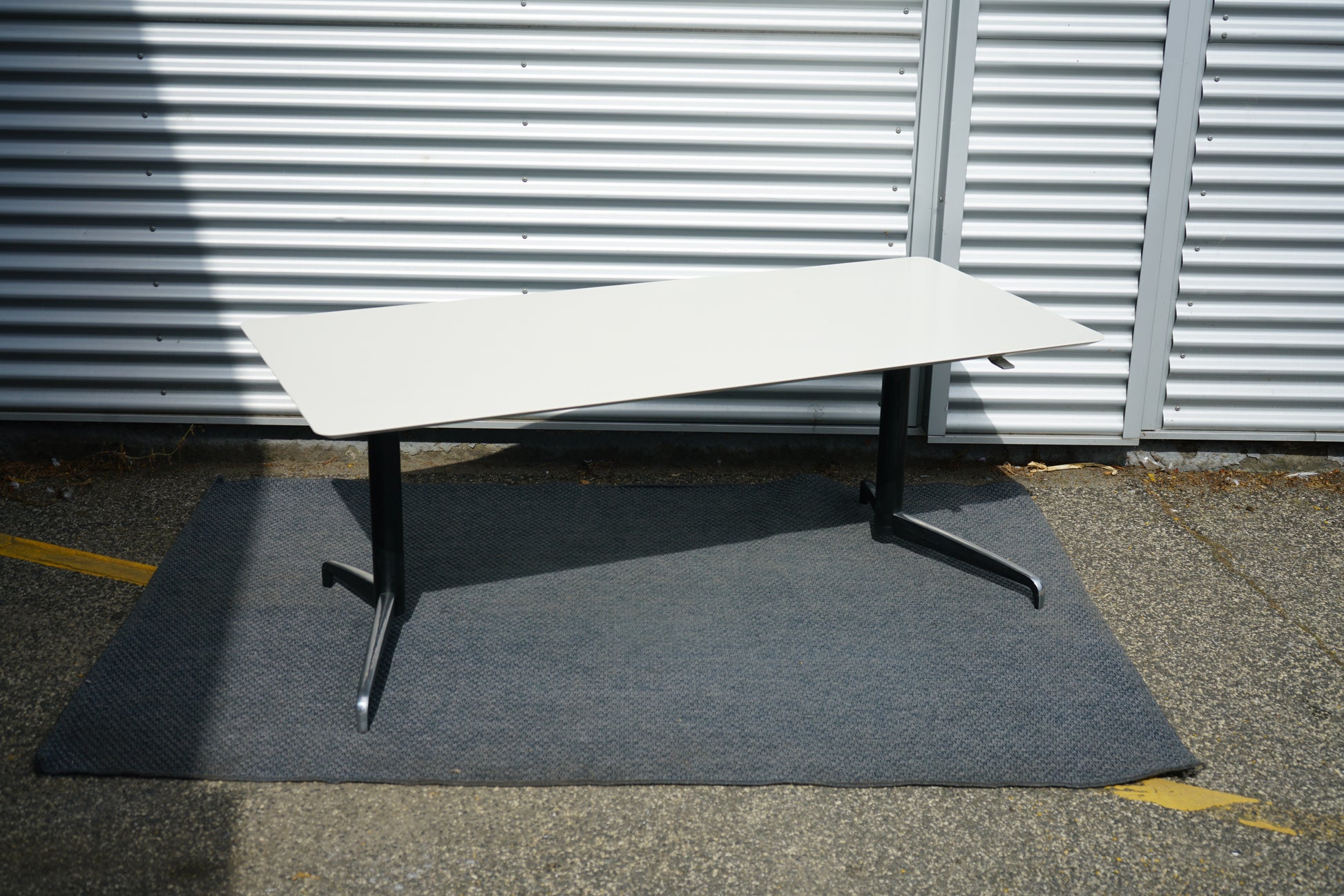 Holmris Genese hæve-sænkebord 180x90 set fra skrå vinkel med hvid bordplade og sort stel