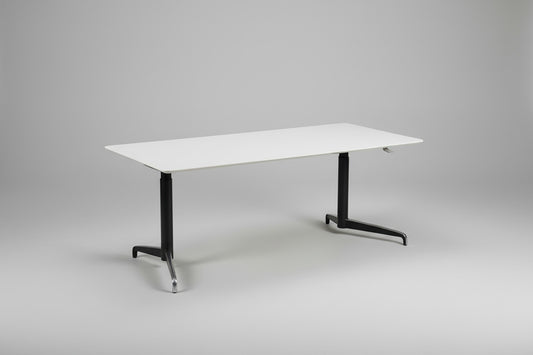 Holmris Genese hæve-sænkebord 180x90 set fra skrå vinkel med hvid bordplade og sort stel