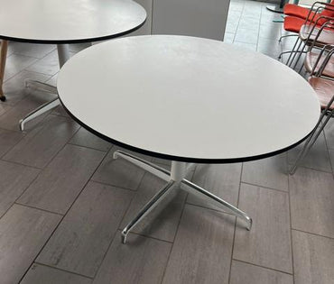 Holmris Genese rundt bord i hvid set ovenfra – elegant og funktionelt bord Ø120 cm