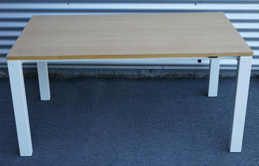 Frontbillede af Holmris H4 hæve-sænkebord 140x80 med egetræ bordplade og hvidt stel.