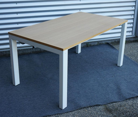 Holmris H4 hæve-sænkebord 140x80 med bordplade i egetræ og hvidt stel set fra skrå vinkel.