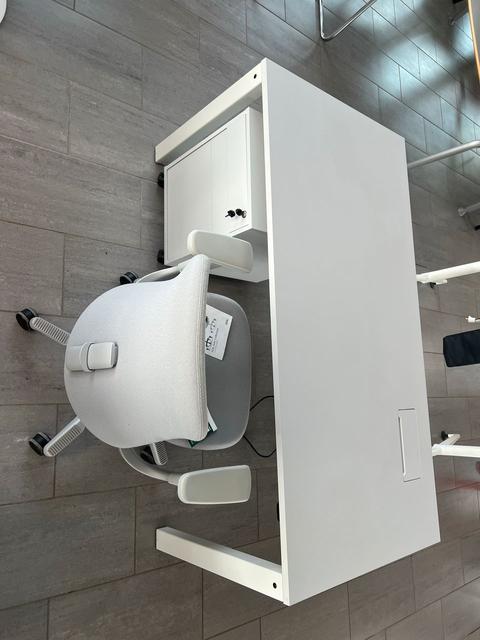Holmris H4 hæve-sænkebord 160x80 cm i hvid set bagfra – funktionelt arbejdsbord med el-stel