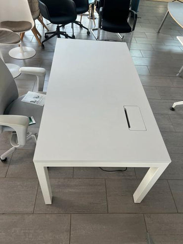 Holmris H4 hæve-sænkebord 160x80 cm i hvid set fra siden – justerbart og moderne kontorbord